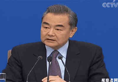 谈及华为诉美国政府 王毅举起了拳头(图)